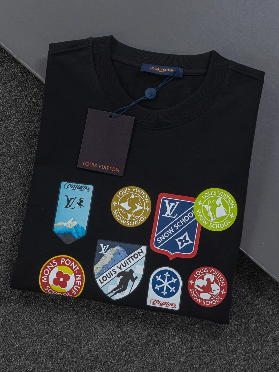 🅿️190 Louis Vuitton 1V LV micro-wide version S-XL LV 26ss New product counters are on the shelves at the same time Multi-process digital direct printing Various travel patches on the chest Micro-stamp printing Round-neck short-sleeved T-shirts, the same style for men and women! Consigned to one-to-one creation. Synchronized with the official website, pure cotton fabrics at the counter! It is close to the skin and comfortable, durable and easy to wear. It has a classic and simple logo design and meticulous original craftsmanship. Short-sleeves, a must-have item for men, do not appear to be the same for the general public, but must be unique and eye-catching. This LV short-sleeve is all about quality, comfort, the same shape and fashion as always, including fabrics and cutting techniques. All of them have been made with great effort! 320 grams of washed pure cotton fabric, pure cotton is breathable, very refreshing and comfortable for daily wear. The rib knitting on the neckline is smooth and tight, and the neckline will not be skewed if you toss it at will. The loose version, you will find that it looks really good on the upper body. The overall is minimalist and neat, super versatile for daily use! Pair it casually with a pair of pants for a youthful look. A T-shirt will make your outfit crazy. It is a fashionable item that can never go wrong! Color: Black White Gray Size: S-XL Size chart: S: Shoulder width 50-Bust 56-Length 70 M: Shoulder width 52-Bust 57-Length 72 L: Shoulder width 54-Bust 59-Length 74 XL: Shoulder width 56-Bust 62-Length 76